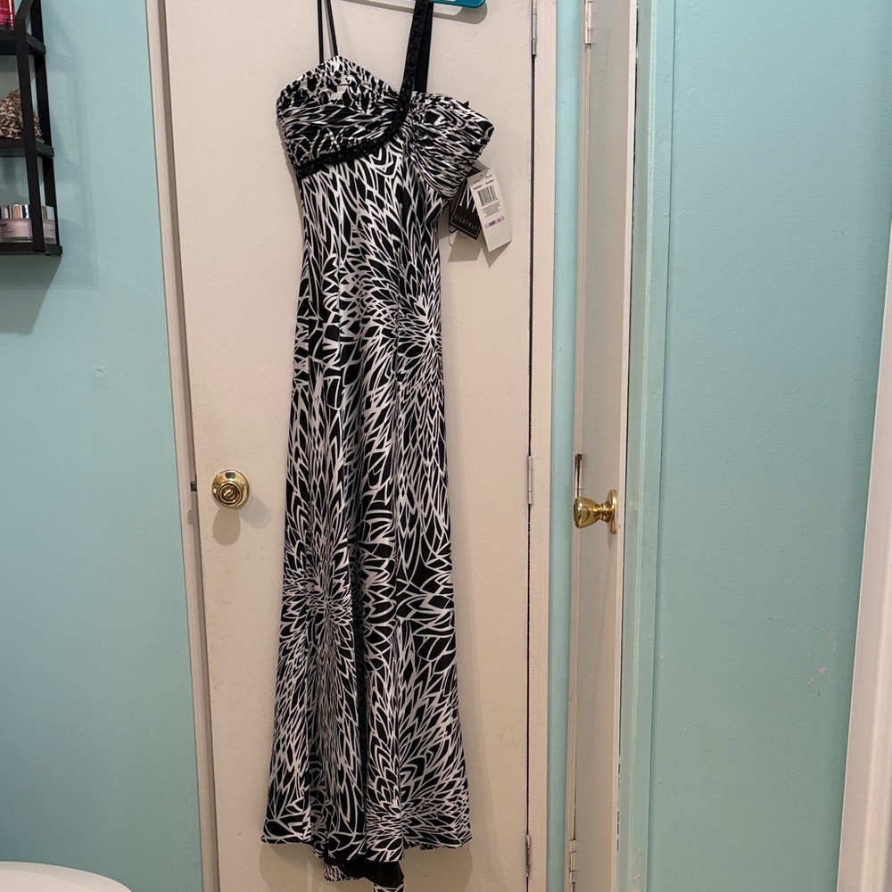 Night Way Collections One Shoulder Black and White Dress